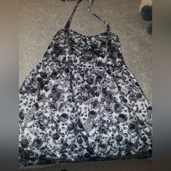 BEAUTIFUL TORRID BACKLESS HALTER DRESS GRAY BLACK WHITE FLORAL PRINT SIZE 18 GUC - Picture 15 of 16